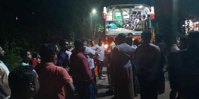 ശബരിമല തീർത്ഥാടകർ സഞ്ചരിച്ച വാഹനത്തിന്റെ ഗ്ലാസ് എറിഞ്ഞുടച്ചു ശബരിമല തീർത്ഥാടകർ സഞ്ചരിച്ച വാഹനത്തിന്റെ ഗ്ലാസ് എറിഞ്ഞുടച്ചു