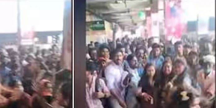 നെടുമങ്ങാട് കെഎസ്ആർടിസി ബസ് സ്റ്റാന്റിൽ പെൺകുട്ടികൾ തമ്മിൽ സംഘർഷം നെടുമങ്ങാട് കെഎസ്ആർടിസി ബസ് സ്റ്റാന്റിൽ പെൺകുട്ടികൾ തമ്മിൽ സംഘർഷം