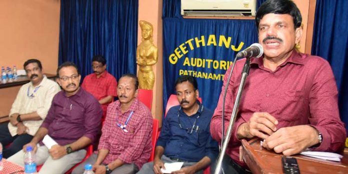 ഉദ്യോഗസ്ഥര്ക്കുള്ള ഓറിയന്റേഷന് ക്ലാസ് ജില്ലാ കളക്ടര് ഉദ്ഘാടനം ചെയ്തു ഉദ്യോഗസ്ഥര്ക്കുള്ള ഓറിയന്റേഷന് ക്ലാസ് ജില്ലാ കളക്ടര് ഉദ്ഘാടനം ചെയ്തു