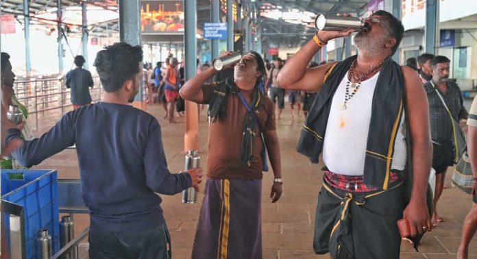 വലിയ നടപ്പന്തലില് സ്റ്റീല് ടംബ്ലറുകളില് കുടിവെള്ള വിതരണം വലിയ നടപ്പന്തലില് സ്റ്റീല് ടംബ്ലറുകളില് കുടിവെള്ള വിതരണം