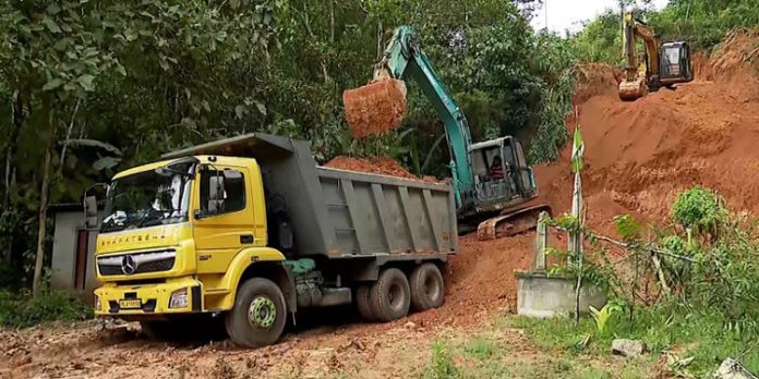 നൂറനാട്ടെ മണ്ണെടുപ്പ് പുനരാരംഭിച്ചു ; പ്രതിഷേധത്തിനൊരുങ്ങി നാട്ടുകാർ നൂറനാട്ടെ മണ്ണെടുപ്പ് പുനരാരംഭിച്ചു ; പ്രതിഷേധത്തിനൊരുങ്ങി നാട്ടുകാർ