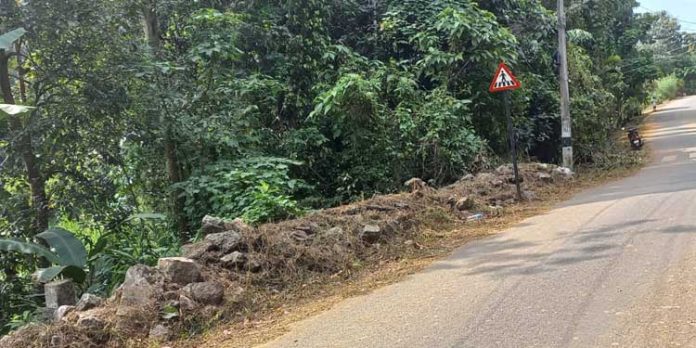 സുഗമ സഞ്ചാരത്തിന് തടസം സൃഷ്ടിച്ച് റോഡരികില് പാറക്കല്ലുകള് സുഗമ സഞ്ചാരത്തിന് തടസം സൃഷ്ടിച്ച് റോഡരികില് പാറക്കല്ലുകള്