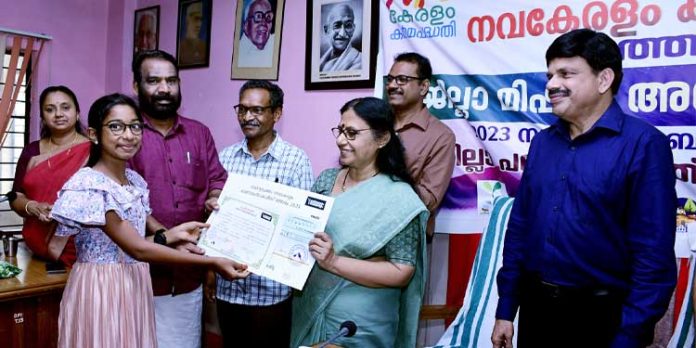 മാലിന്യമുക്തം നവകേരളം : ഓണാശംസാകാര്ഡ് മത്സരവിജയികള്ക്കുള്ള സമ്മാനങ്ങള് വിതരണം ചെയ്തു മാലിന്യമുക്തം നവകേരളം : ഓണാശംസാകാര്ഡ് മത്സരവിജയികള്ക്കുള്ള സമ്മാനങ്ങള് വിതരണം ചെയ്തു