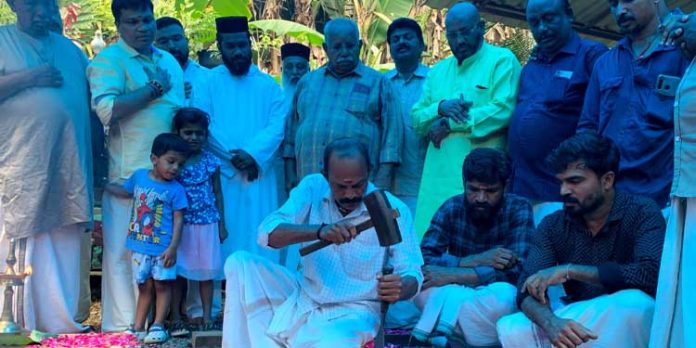 ‘നെപ്പോളിയൻ’ കളിവള്ളത്തിൻ്റെ ഉളികുത്തു ചടങ്ങ് നടന്നു ‘നെപ്പോളിയൻ’ കളിവള്ളത്തിൻ്റെ ഉളികുത്തു ചടങ്ങ് നടന്നു