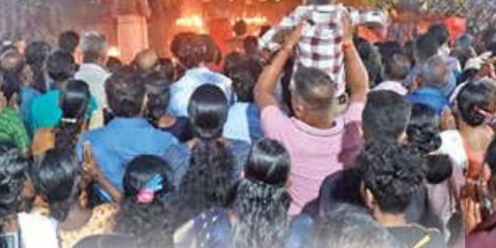 ഓച്ചിറ പടനിലത്ത് കടുത്ത ജാഗ്രതയും മുൻകരുതലുമായി പോലീസ് ഓച്ചിറ പടനിലത്ത് കടുത്ത ജാഗ്രതയും മുൻകരുതലുമായി പോലീസ്