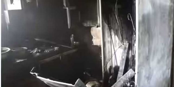 ഗ്യാസ് കുറ്റിയില് നിന്നും പാചക വാതകം ചോര്ന്ന് ഫ്രിഡ്ജ് പൊട്ടിത്തെറിച്ചു ; അപകടം വീട്ടമ്മ വെള്ളം തിളപ്പിക്കവെ ഗ്യാസ് കുറ്റിയില് നിന്നും പാചക വാതകം ചോര്ന്ന് ഫ്രിഡ്ജ് പൊട്ടിത്തെറിച്ചു ; അപകടം വീട്ടമ്മ വെള്ളം തിളപ്പിക്കവെ