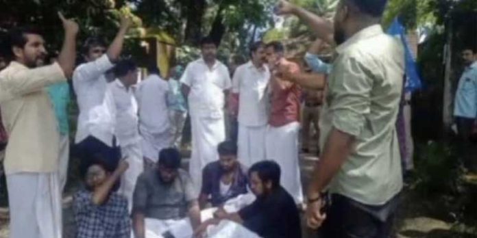 കെ എസ് യു പ്രവർത്തകർ അടൂർ ഡിവൈഎസ്പി ഓഫീസിലേക്ക് മാർച്ച് നടത്തി കെ എസ് യു പ്രവർത്തകർ അടൂർ ഡിവൈഎസ്പി ഓഫീസിലേക്ക് മാർച്ച് നടത്തി