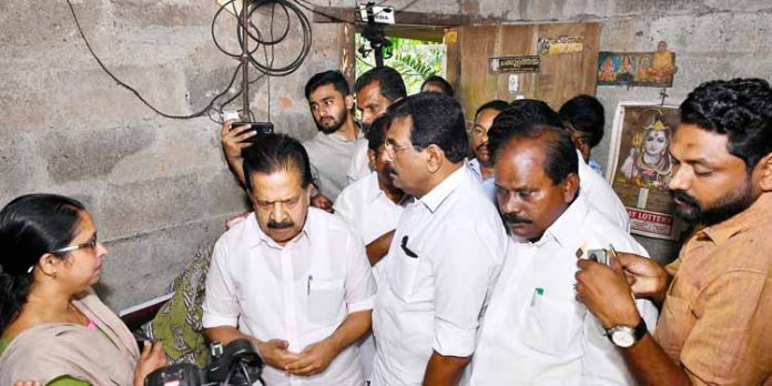ഓമല്ലൂരില് ആത്മഹത്യ ചെയ്ത ഗോപിയുടെ കുടുംബത്തെ മുൻ പ്രതിപക്ഷ നേതാവ് രമേശ് ചെന്നിത്തല സന്ദർശിച്ചു ഓമല്ലൂരില് ആത്മഹത്യ ചെയ്ത ഗോപിയുടെ കുടുംബത്തെ മുൻ പ്രതിപക്ഷ നേതാവ് രമേശ് ചെന്നിത്തല സന്ദർശിച്ചു
