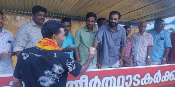 ഡിവെെഎഫ്ഐ പന്തളം ബ്ലോക്ക് കമ്മിറ്റിയുടെ നേതൃത്വത്തിൽ അയ്യപ്പ ഭക്തർക്ക് സൗജന്യ ഭക്ഷണ വിതരണം ആരംഭിച്ചു ഡിവെെഎഫ്ഐ പന്തളം ബ്ലോക്ക് കമ്മിറ്റിയുടെ നേതൃത്വത്തിൽ അയ്യപ്പ ഭക്തർക്ക് സൗജന്യ ഭക്ഷണ വിതരണം ആരംഭിച്ചു