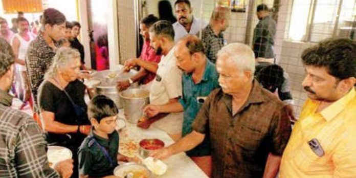 ഇടത്താവളത്തിലെത്തുന്ന തീർഥാടകർക്കായി അന്നദാനമൊരുക്കി പത്തനംതിട്ട അയ്യപ്പസേവാ സമാജം ഇടത്താവളത്തിലെത്തുന്ന തീർഥാടകർക്കായി അന്നദാനമൊരുക്കി പത്തനംതിട്ട അയ്യപ്പസേവാ സമാജം