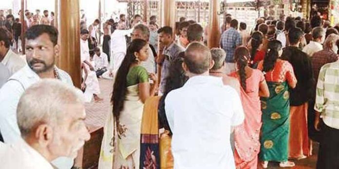 പന്തളത്ത് തിരുവാഭരണ ദർശനം തുടങ്ങി ; ആദ്യ ദിവസം വന് ഭക്തജന തിരക്ക് പന്തളത്ത് തിരുവാഭരണ ദർശനം തുടങ്ങി ; ആദ്യ ദിവസം വന് ഭക്തജന തിരക്ക്