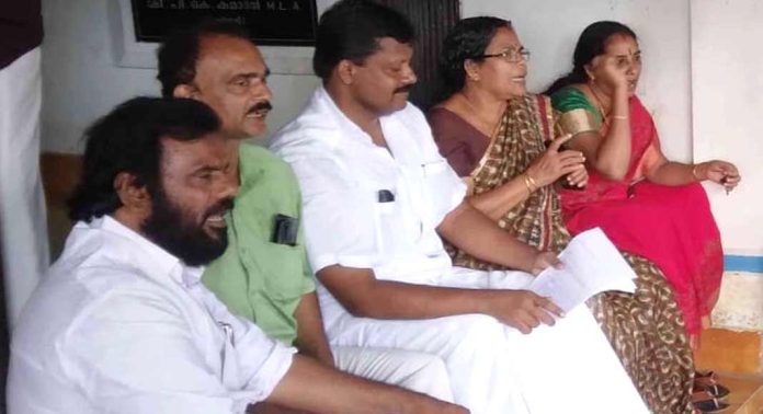 പട്ടികജാതി ഭൂമി ഇടപാടില് കൈക്കൂലി വാങ്ങിയ കൗൺസിലർ രാജി വെക്കണം ; പന്തളം നഗരസഭയുടെ മുമ്പില് യു.ഡി.എഫ് പ്രതിഷേധം പട്ടികജാതി ഭൂമി ഇടപാടില് കൈക്കൂലി വാങ്ങിയ കൗൺസിലർ രാജി വെക്കണം ; പന്തളം നഗരസഭയുടെ മുമ്പില് യു.ഡി.എഫ് പ്രതിഷേധം