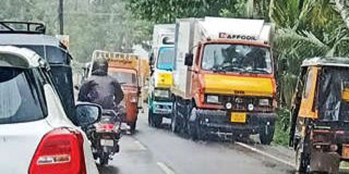 റോഡിനിരുവശവും പാര്ക്കിംഗ് ; തെക്കേമല – ഇലവുംതിട്ട റോഡില് ഗതാഗത തടസ്സം പതിവ് റോഡിനിരുവശവും പാര്ക്കിംഗ് ; തെക്കേമല – ഇലവുംതിട്ട റോഡില് ഗതാഗത തടസ്സം പതിവ്