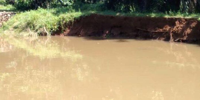 പന്തളം – മാവേലിക്കര റോഡിൽ ഐരാണിക്കുടിപാലത്തിനു സമീപം പെരുന്തോടിന്റെ വശങ്ങൾ ഇടിഞ്ഞു താണു പന്തളം – മാവേലിക്കര റോഡിൽ ഐരാണിക്കുടിപാലത്തിനു സമീപം പെരുന്തോടിന്റെ വശങ്ങൾ ഇടിഞ്ഞു താണു