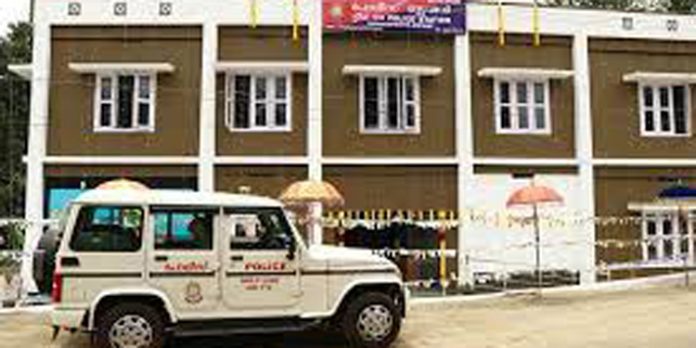 വടശേരിക്കര ശ്രീഅയ്യപ്പ മെഡിക്കല് കോളേജില് അതിക്രമിച്ചു കയറി ജീവനക്കാരെ മര്ദ്ദിച്ച സംഭവം ; പോലീസ് കേസെടുത്തു വടശേരിക്കര ശ്രീഅയ്യപ്പ മെഡിക്കല് കോളേജില് അതിക്രമിച്ചു കയറി ജീവനക്കാരെ മര്ദ്ദിച്ച സംഭവം ; പോലീസ് കേസെടുത്തു