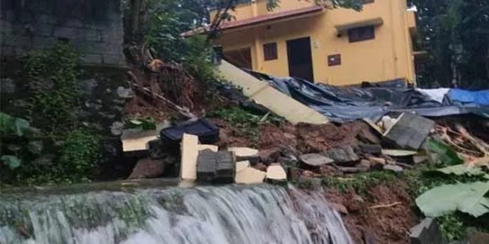 കനത്ത മഴയില് സംരക്ഷണഭിത്തി തകര്ന്ന് വീട് അപകടാവസ്ഥയില് കനത്ത മഴയില് സംരക്ഷണഭിത്തി തകര്ന്ന് വീട് അപകടാവസ്ഥയില്