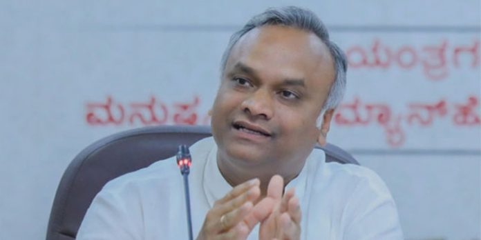 ഹൈക്കമാൻഡ് ആവശ്യപ്പെട്ടാൽ മുഖ്യമന്ത്രിയാകാൻ തയ്യാർ : പ്രിയങ്ക് ഖാർഗെ ഹൈക്കമാൻഡ് ആവശ്യപ്പെട്ടാൽ മുഖ്യമന്ത്രിയാകാൻ തയ്യാർ : പ്രിയങ്ക് ഖാർഗെ