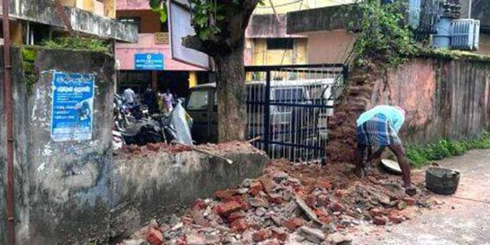 മിനി സിവിൽ സ്റ്റേഷന് പിന്നിലെ അപകട ഭീഷണിയായിരുന്ന മതില് ബലപ്പെടുത്തി തുടങ്ങി മിനി സിവിൽ സ്റ്റേഷന് പിന്നിലെ അപകട ഭീഷണിയായിരുന്ന മതില് ബലപ്പെടുത്തി തുടങ്ങി
