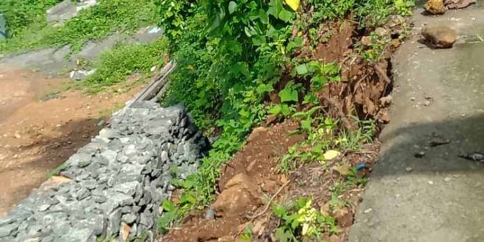 റാന്നി വാകത്താനത്ത് സ്വകാര്യ വൃദ്ധസദനത്തിന്റെ നിര്മ്മാണം മൂലം സമീപവാസികളുടെ സഞ്ചാരമാര്ഗം ഇല്ലാതാകുമെന്ന് ആശങ്ക റാന്നി വാകത്താനത്ത് സ്വകാര്യ വൃദ്ധസദനത്തിന്റെ നിര്മ്മാണം മൂലം സമീപവാസികളുടെ സഞ്ചാരമാര്ഗം ഇല്ലാതാകുമെന്ന് ആശങ്ക