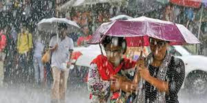 കനത്ത മഴ ; തിരുവനന്തപുരത്ത് അഞ്ഞൂറിലേറെ വീടുകൾ വെള്ളത്തിലായി കനത്ത മഴ ; തിരുവനന്തപുരത്ത് അഞ്ഞൂറിലേറെ വീടുകൾ വെള്ളത്തിലായി