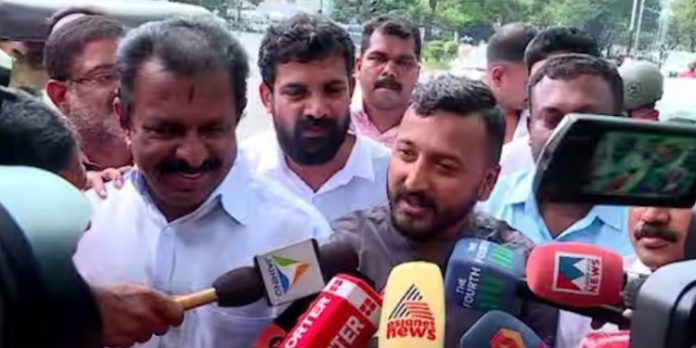 വ്യാജ തിരിച്ചറിയൽ രേഖ കേസ് ; രാഹുൽ മാങ്കൂട്ടത്തിലിന്റെ ചോദ്യം ചെയ്യൽ പൂർത്തിയായി വ്യാജ തിരിച്ചറിയൽ രേഖ കേസ് ; രാഹുൽ മാങ്കൂട്ടത്തിലിന്റെ ചോദ്യം ചെയ്യൽ പൂർത്തിയായി