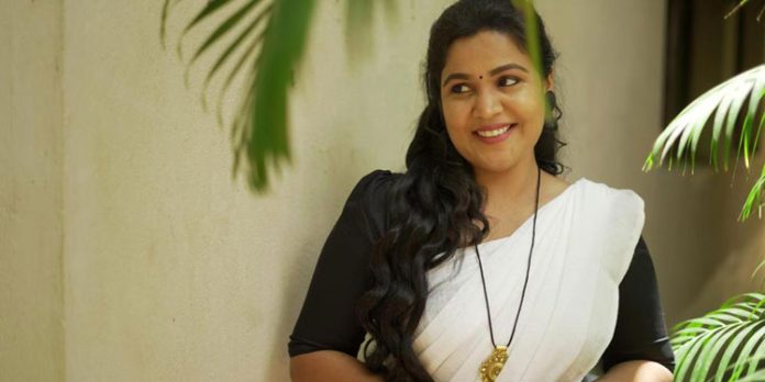 ഫുട്ബോർഡിൽ തൂങ്ങിനിന്ന് യാത്ര ചെയ്ത വിദ്യാർഥികളെ മർദ്ദിച്ചു ; നടി രഞ്ജന നാച്ചിയാർ അറസ്റ്റിൽ ഫുട്ബോർഡിൽ തൂങ്ങിനിന്ന് യാത്ര ചെയ്ത വിദ്യാർഥികളെ മർദ്ദിച്ചു ; നടി രഞ്ജന നാച്ചിയാർ അറസ്റ്റിൽ