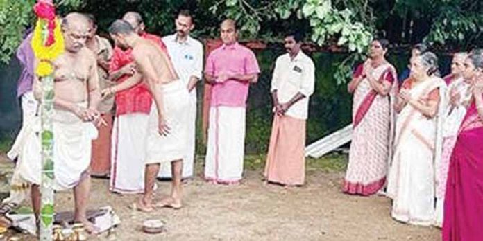 പരുത്തികാവ് ദേവീക്ഷേത്രത്തിലെ നവാഹ ഉത്സവത്തിന് മുന്നോടിയായി പന്തല് കാല് നാട്ടി പരുത്തികാവ് ദേവീക്ഷേത്രത്തിലെ നവാഹ ഉത്സവത്തിന് മുന്നോടിയായി പന്തല് കാല് നാട്ടി