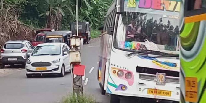 അത്തിക്കയം ജംഗ്ഷനിൽ ലോറി ഇടിച്ചുതകർത്ത ഹൈമാസ്റ്റ് ലൈറ്റിന്റെ തൂൺ തീർത്ഥാടക വാഹനങ്ങൾക്ക് ഭീഷണിയാകുന്നു അത്തിക്കയം ജംഗ്ഷനിൽ ലോറി ഇടിച്ചുതകർത്ത ഹൈമാസ്റ്റ് ലൈറ്റിന്റെ തൂൺ തീർത്ഥാടക വാഹനങ്ങൾക്ക് ഭീഷണിയാകുന്നു