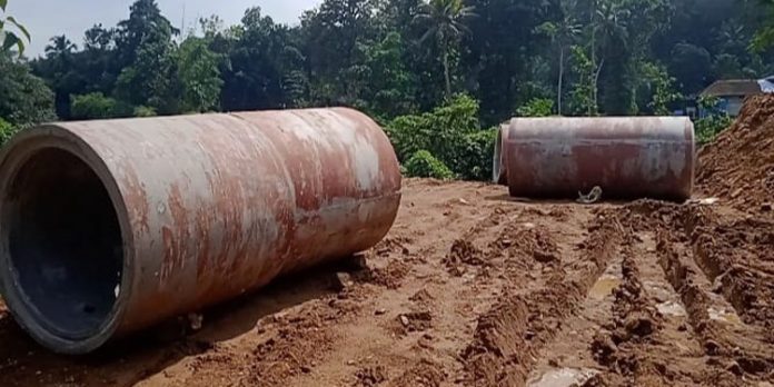 മഴ : കോഴഞ്ചേരി റാന്നി റൂട്ടില് യാത്രാദുരിതം ഒഴിയുന്നില്ല മഴ : കോഴഞ്ചേരി റാന്നി റൂട്ടില് യാത്രാദുരിതം ഒഴിയുന്നില്ല