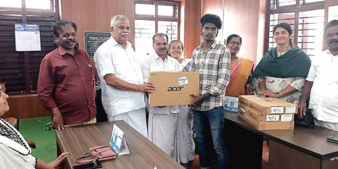 ജനകീയ ആസൂത്രണ പദ്ധതി ; വെച്ചൂച്ചിറയില് ലാപ്ടോപ്പ് വിതരണം നടത്തി ജനകീയ ആസൂത്രണ പദ്ധതി ; വെച്ചൂച്ചിറയില് ലാപ്ടോപ്പ് വിതരണം നടത്തി