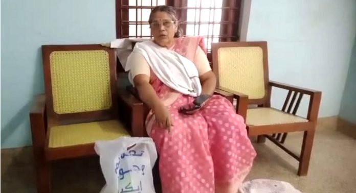ഉതിമൂട് സഹകരണ ബാങ്കിലും പ്രതിസന്ധി ; നിക്ഷേപം മടക്കി നല്കുന്നില്ല – ബാങ്കില് കിടക്കുമെന്ന് വയോധിക ഉതിമൂട് സഹകരണ ബാങ്കിലും പ്രതിസന്ധി ; നിക്ഷേപം മടക്കി നല്കുന്നില്ല – ബാങ്കില് കിടക്കുമെന്ന് വയോധിക