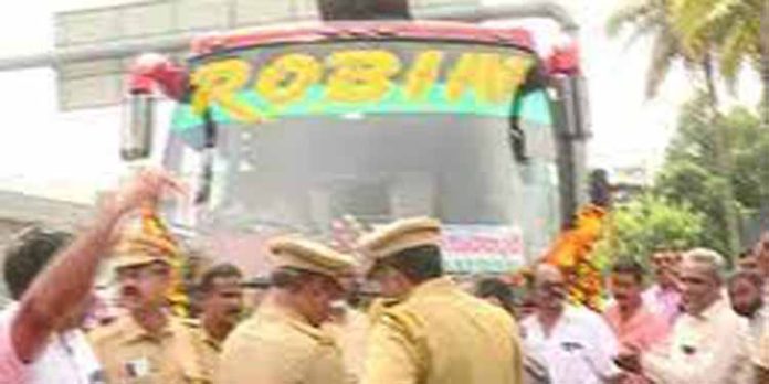 റോബിൻ ബസ് അങ്കമാലിയിലും തടഞ്ഞു റോബിൻ ബസ് അങ്കമാലിയിലും തടഞ്ഞു