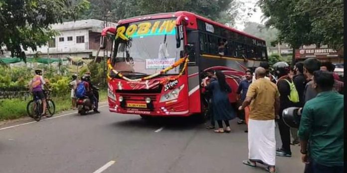 ഇന്ന് വീണ്ടും കോയമ്പത്തൂരിലേക്ക് യാത്ര തിരിച്ച് റോബിൻ ബസ് ഇന്ന് വീണ്ടും കോയമ്പത്തൂരിലേക്ക് യാത്ര തിരിച്ച് റോബിൻ ബസ്