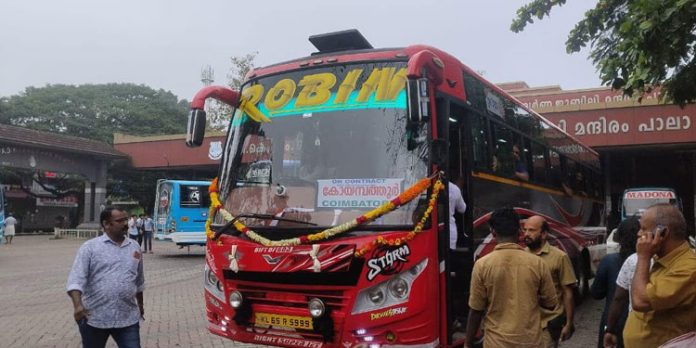 റോബിൻ ബസ് പിടിച്ചെടുത്തു ; തുടർച്ചയായി പെർമിറ്റ് ലംഘനം നടത്തുന്നുവെന്ന് എംവിഡി റോബിൻ ബസ് പിടിച്ചെടുത്തു ; തുടർച്ചയായി പെർമിറ്റ് ലംഘനം നടത്തുന്നുവെന്ന് എംവിഡി