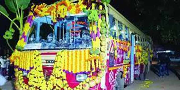 തീർഥാടകരുമായി ശബരിമലയിലേക്ക് എത്തുന്ന വാഹനങ്ങളിൽ അലങ്കാരം ഒഴിവാക്കാൻ നിർദേശം തീർഥാടകരുമായി ശബരിമലയിലേക്ക് എത്തുന്ന വാഹനങ്ങളിൽ അലങ്കാരം ഒഴിവാക്കാൻ നിർദേശം