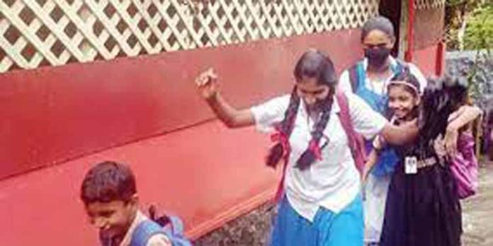 മഴ പെയ്താല് സ്കൂളില് ഇരിക്കാന് പറ്റാത്ത അവസ്ഥ ; ദുരിതത്തില് വിദ്യാര്ഥികള് മഴ പെയ്താല് സ്കൂളില് ഇരിക്കാന് പറ്റാത്ത അവസ്ഥ ; ദുരിതത്തില് വിദ്യാര്ഥികള്