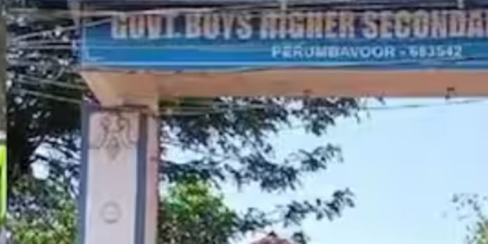 നവകേരള സദസിന് വേദിയൊരുക്കാൻ പെരുമ്പാവൂർ ഗവൺമെന്റ് ബോയ്സ് ഹയർ സെക്കൻഡറി സ്കൂളിന്റെ മതിൽ പൊളിക്കണമെന്ന് സംഘാടക സമിതി നവകേരള സദസിന് വേദിയൊരുക്കാൻ പെരുമ്പാവൂർ ഗവൺമെന്റ് ബോയ്സ് ഹയർ സെക്കൻഡറി സ്കൂളിന്റെ മതിൽ പൊളിക്കണമെന്ന് സംഘാടക സമിതി