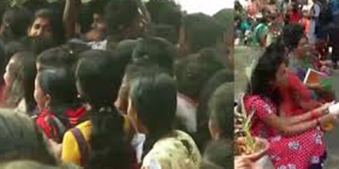 കലോത്സവം നടക്കുന്ന ജില്ലകളില് അധ്യാപക പരിശീലനം മാറ്റി വെയ്ക്കാമെന്ന നിര്ദേശം ജില്ലയില് നടപ്പായില്ല ; വലഞ്ഞ് വിദ്യാര്ഥികള് കലോത്സവം നടക്കുന്ന ജില്ലകളില് അധ്യാപക പരിശീലനം മാറ്റി വെയ്ക്കാമെന്ന നിര്ദേശം ജില്ലയില് നടപ്പായില്ല ; വലഞ്ഞ് വിദ്യാര്ഥികള്
