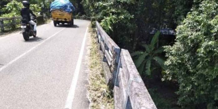 മുത്തൂറ്റ് പാലത്തിന്റെ കൈവരിയുടെ കോൺക്രീറ്റും സംരക്ഷണവേലിയും ഇടിഞ്ഞ് അപകടാവസ്ഥയിൽ മുത്തൂറ്റ് പാലത്തിന്റെ കൈവരിയുടെ കോൺക്രീറ്റും സംരക്ഷണവേലിയും ഇടിഞ്ഞ് അപകടാവസ്ഥയിൽ