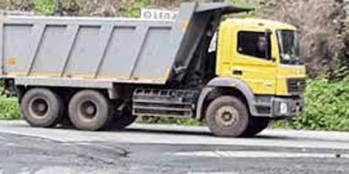 നിരോധനാജ്ഞ ഉത്തരവ് ലംഘിച്ച് ഓടിയ ടിപ്പർ പിടിച്ചെടുത്തു നിരോധനാജ്ഞ ഉത്തരവ് ലംഘിച്ച് ഓടിയ ടിപ്പർ പിടിച്ചെടുത്തു