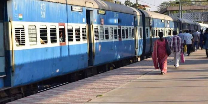 കോച്ച് മാറിക്കയറി ; തീവണ്ടിയിൽ നിന്ന് സ്ത്രീയെയും മകളെയും ടിടിഇ പ്ലാറ്റ്ഫോമിലേക്ക് തള്ളിയിട്ടെന്ന് പരാതി കോച്ച് മാറിക്കയറി ; തീവണ്ടിയിൽ നിന്ന് സ്ത്രീയെയും മകളെയും ടിടിഇ പ്ലാറ്റ്ഫോമിലേക്ക് തള്ളിയിട്ടെന്ന് പരാതി