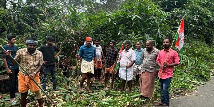 കാട് വെട്ടി തെളിച്ച് അയ്യപ്പഭക്തന്മാർക്ക് വഴിയൊരുക്കി യൂത്ത് കോൺഗ്രസ് പ്രവർത്തകർ കാട് വെട്ടി തെളിച്ച് അയ്യപ്പഭക്തന്മാർക്ക് വഴിയൊരുക്കി യൂത്ത് കോൺഗ്രസ് പ്രവർത്തകർ