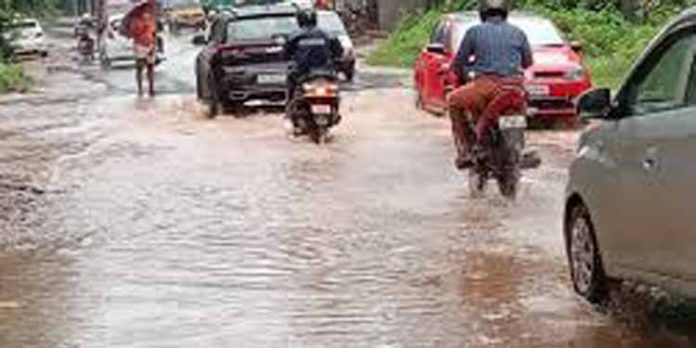 പുനലൂർ – മൂവാറ്റുപുഴ സംസ്ഥാന പാതയിലെ വകയാർ ഭാഗത്തെ വെള്ളക്കെട്ടിന് പരിഹാരമാകുന്നു പുനലൂർ – മൂവാറ്റുപുഴ സംസ്ഥാന പാതയിലെ വകയാർ ഭാഗത്തെ വെള്ളക്കെട്ടിന് പരിഹാരമാകുന്നു
