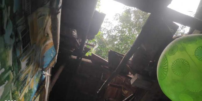 ശക്തമായ മഴയിൽ വീടിന്റെ മേൽക്കൂര തകർന്നു ശക്തമായ മഴയിൽ വീടിന്റെ മേൽക്കൂര തകർന്നു