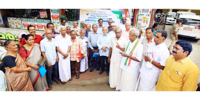 കേരള സ്റ്റേറ്റ് സർവ്വീസ് പെൻഷനേഴ്സ് അസോസിയേഷൻ പ്രതിഷേധ ധർണ്ണ നടത്തി കേരള സ്റ്റേറ്റ് സർവ്വീസ് പെൻഷനേഴ്സ് അസോസിയേഷൻ പ്രതിഷേധ ധർണ്ണ നടത്തി