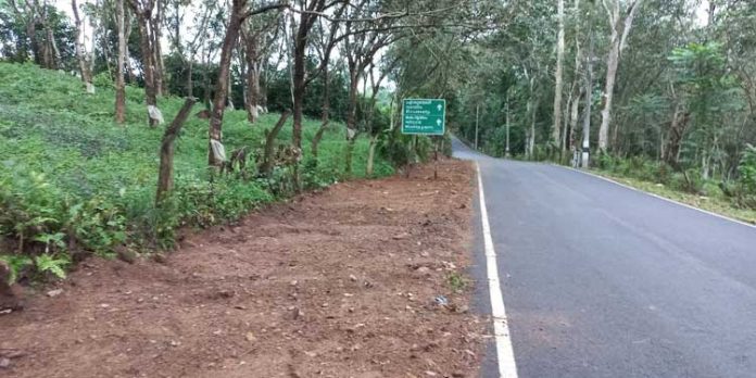 മുക്കട-ഇടമണ്-അത്തിക്കയം എം.എല്.എ പാത നിര്മ്മാണ സമയത്ത് ഇറക്കിയ മണ്കൂന ഒടുവില് നീക്കി മുക്കട-ഇടമണ്-അത്തിക്കയം എം.എല്.എ പാത നിര്മ്മാണ സമയത്ത് ഇറക്കിയ മണ്കൂന ഒടുവില് നീക്കി