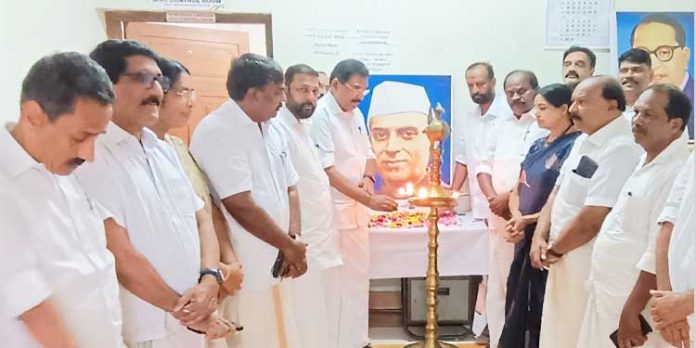 ജവഹര്ലാല് നെഹ്റു അനുസ്മരണം നടത്തി ജവഹര്ലാല് നെഹ്റു അനുസ്മരണം നടത്തി