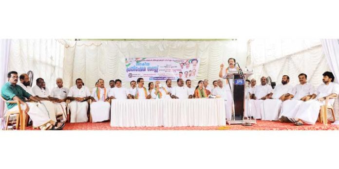 അക്രമത്തിലൂടെ പിടിച്ചെടുത്ത സഹകരണ ബാങ്കുകള് തകര്ച്ചയുടെ വക്കില് : രമേശ് ചെന്നിത്തല അക്രമത്തിലൂടെ പിടിച്ചെടുത്ത സഹകരണ ബാങ്കുകള് തകര്ച്ചയുടെ വക്കില് : രമേശ് ചെന്നിത്തല