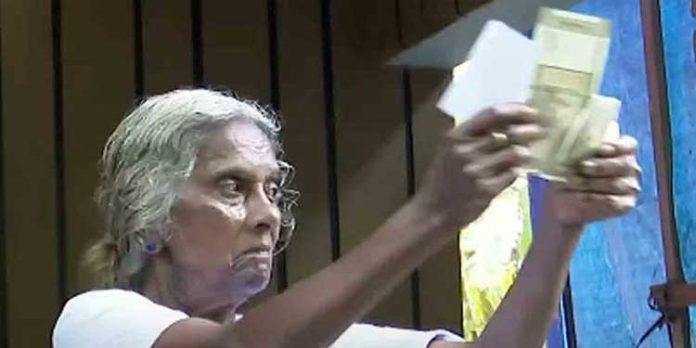 ഒടുവിൽ കിട്ടി ബോധിച്ചു ; മറിയക്കുട്ടിക്ക് ഒരു മാസത്തെ പെൻഷൻ നല്കി, ബാക്കി ഉടൻ നൽകിയില്ലെങ്കിൽ വീണ്ടും സമരം ഒടുവിൽ കിട്ടി ബോധിച്ചു ; മറിയക്കുട്ടിക്ക് ഒരു മാസത്തെ പെൻഷൻ നല്കി, ബാക്കി ഉടൻ നൽകിയില്ലെങ്കിൽ വീണ്ടും സമരം