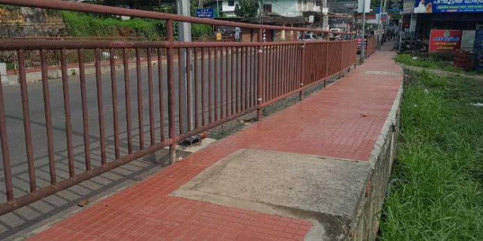 നടപാതയ്ക്ക് സുരക്ഷ ഒരുക്കണമെന്ന ആവശ്യം ശക്തമാകുന്നു നടപാതയ്ക്ക് സുരക്ഷ ഒരുക്കണമെന്ന ആവശ്യം ശക്തമാകുന്നു